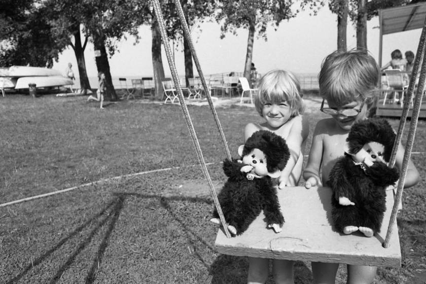 Moncsicsihintáztatás 1983-ban a Balatonon. A Japánból származó játék majom a ’80-as évek ikonikus figurája lett a keleti blokk országaiban.