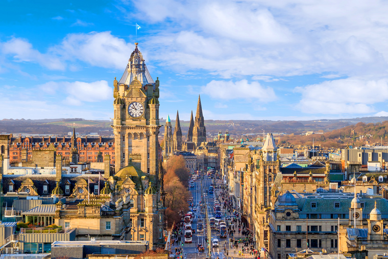 A Time Out utazási magazin több mint húszezer válaszadó tapasztalataiból és szakértők értékeléseiből állított össze egy ranglistát,&nbsp;&nbsp;AMELYNEK ÉLÉN EDINBURGH VÉGZETT.&nbsp;&nbsp;A skót fővárosban számos új hely nyitott az idei évben, rengeteg a programlehetőség, valamint temérdek hely kínál alkalmat egy-egy nyugodt sétára, miközben az andalgók tanúi lehetnek a város szépségének.