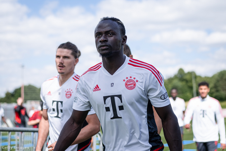 Kissé szokatlan még Sadio Manén a Bayern-címeres felszerelés
