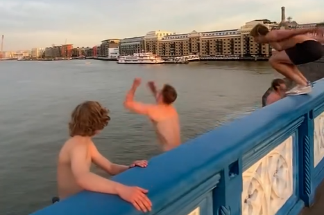 A Tower Bridge-ről ugráltak az angolok a Temzébe