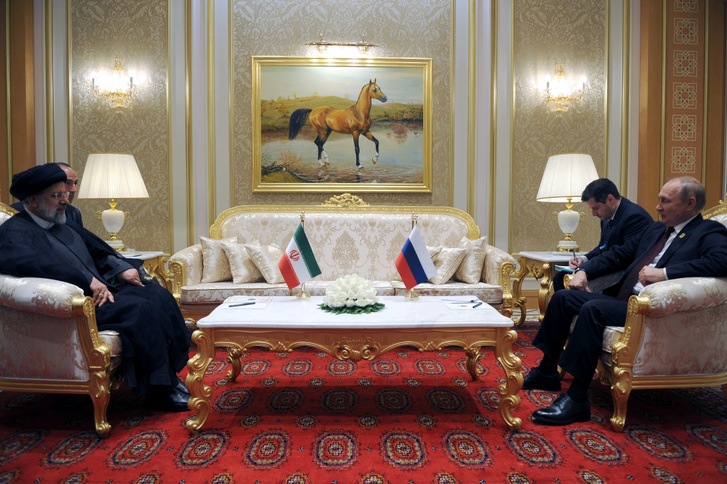 Vlagyimir Putyin orosz elnök és Ebrahim Raisi iráni elnök találkozója 2022. június 29-én