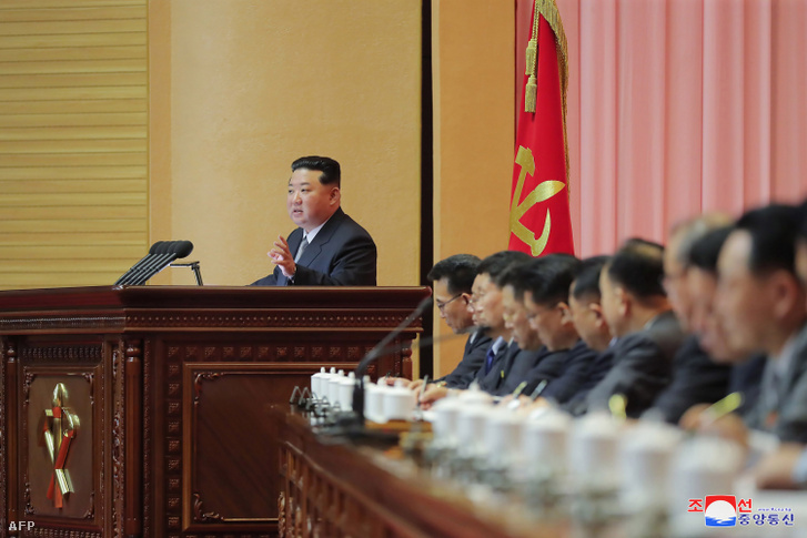Kim Dzsongun egy 2022. július 7-én kiadott képen