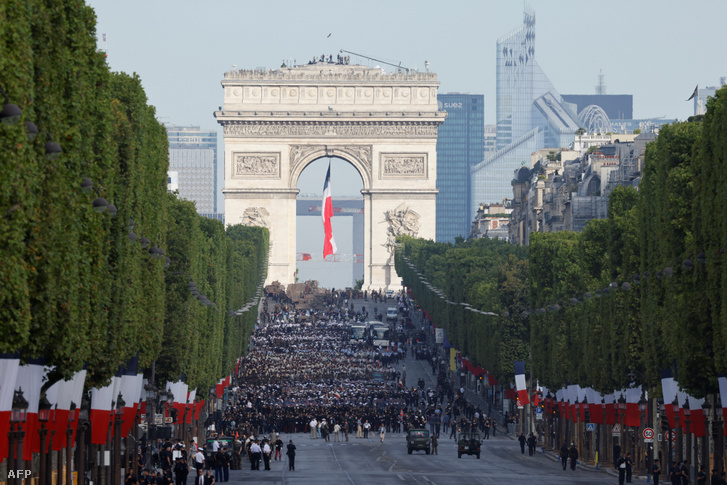 A francia fegyveres erők tagjai a Bastille-napi katonai parádéra készülnek a párizsi Champs-Elysées-n 2022. július 14-én