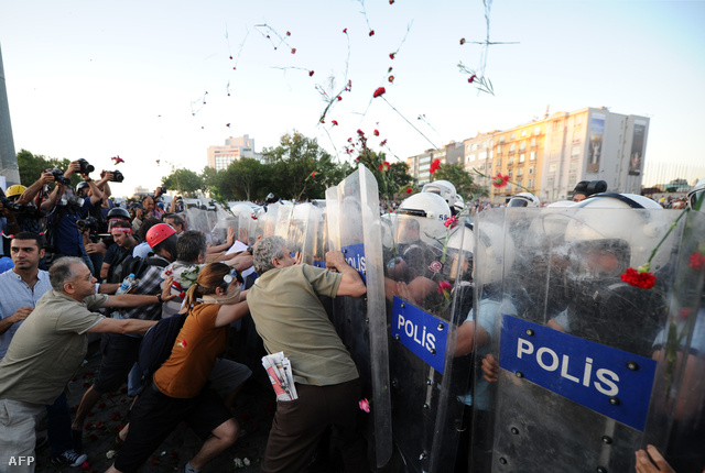 Tüntetők a Taksim téren június 22-én