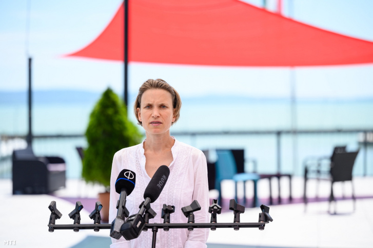 Hornung Ágnes, a Kulturális és Innovációs Minisztérium családokért felelős államtitkára beszédet mond a zánkai Erzsébet-tábor kikötőjében tartott sajtótájékoztatóján 2022. július 14-én