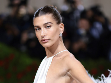 Hailey Baldwin fehérneműben tért vissza a kamerák elé