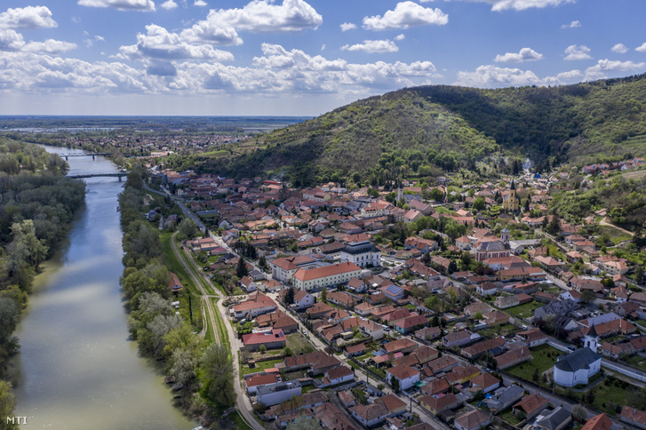 A Kopasz-hegy lábánál, a Tisza és a Bodrog összefolyásánál elterülő Tokaj látképe 2021. május 3-án