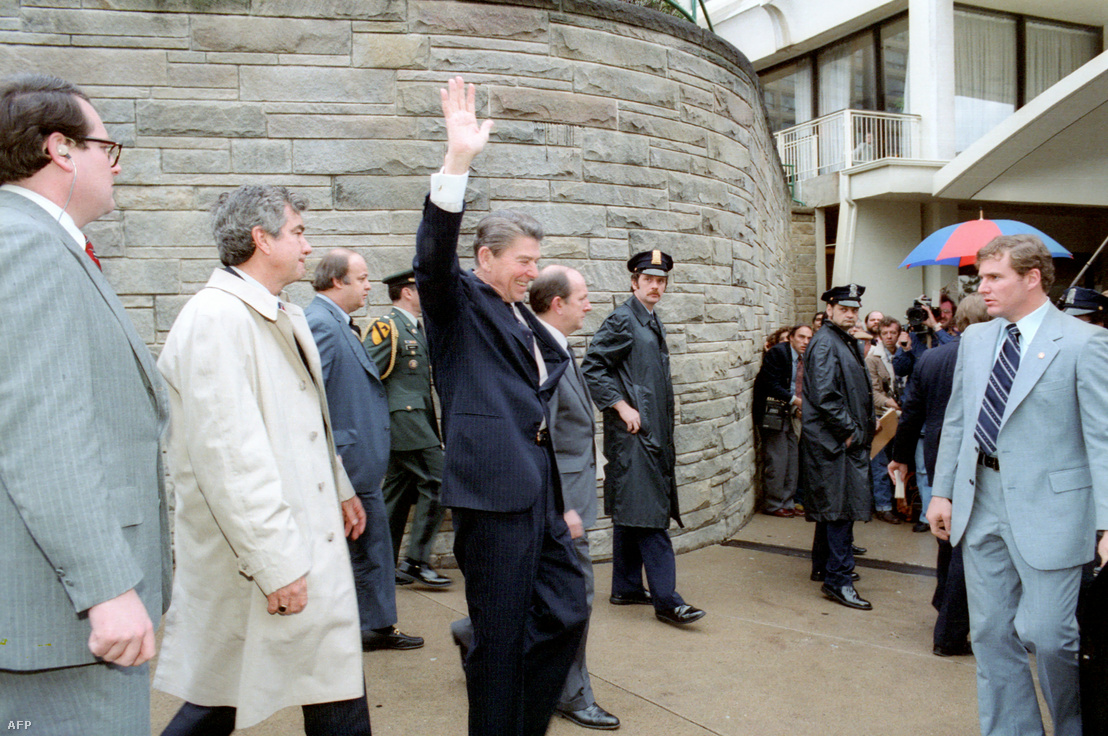 Ronald Reagan elnök (k) közvetlenül a merénylet előtti pillanatban integet a tömegnek 1981. március 30-án a washingtoni Hilton Szálló előtt