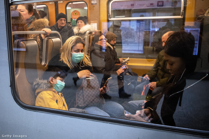 Utasok a brüsszeli metróban 2020. március 3-án