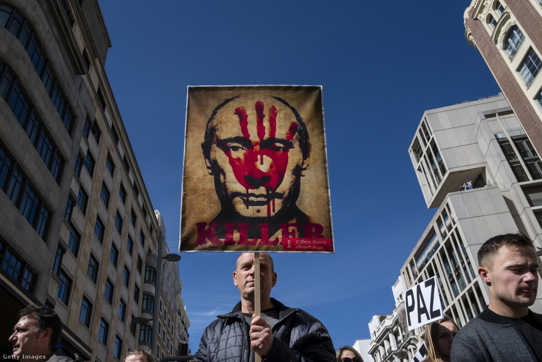 Tüntetők ezrei tüntetnek az orosz invázió ellen Madridban 2022. március 13-án