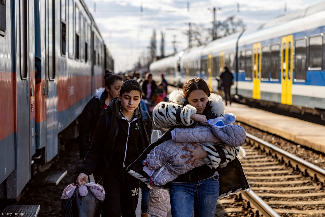 Emberek százai érkeznek Záhonyba Ukrajnából a háború elől menekülve 2022. február 27-én