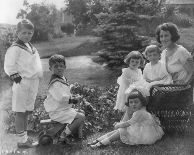 Rosemary (a földön ül) édesanyjával és testvéreivel 1921-ben.