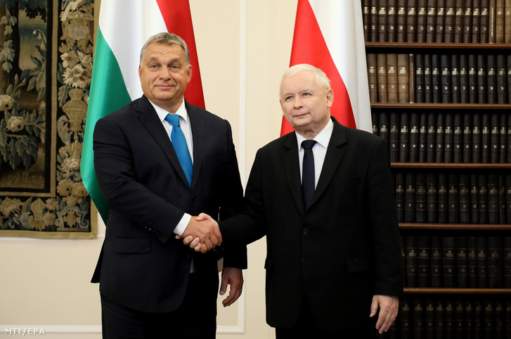 Jaroslaw Kaczynski (j) és Orbán Viktor (b) miniszterelnök Varsóban 2017. szeptember 22-én