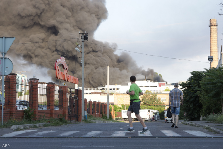 Füstfelhő egy orosz légicsapás után Odesszában 2022. július 16-án