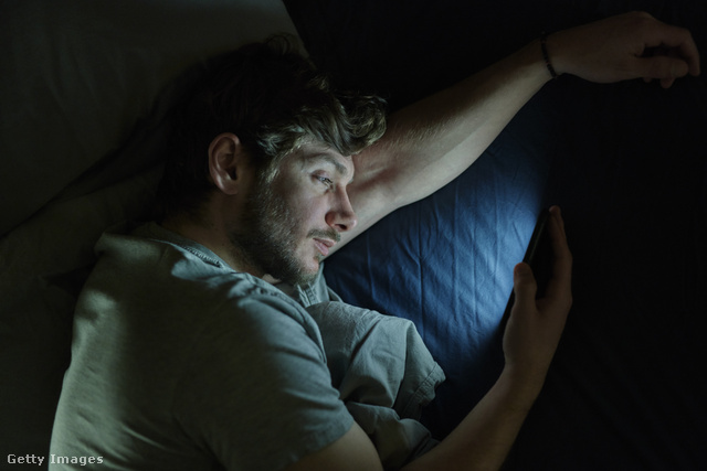 A mobiltelefonod bámulása nem megoldás, ha nem bírsz aludni