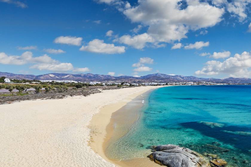 A görögországi Kükládok szigetcsoport legnagyobb tagja Náxosz, ami mesés stranddal büszkélkedhet. Az Agios Prokopios vize türkizkék, a partja homokos. Igen nagy népszerűségnek örvend a turisták körében, akiket számos bár és bérelhető napozóágyak, napernyők várják itt.