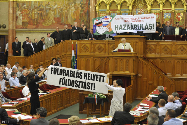 A Jobbik a földtörvény szavazása előtt tiltakozott a Parlamentben