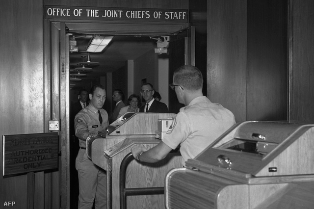 1963. augusztus: a teleírógépet elhelyezik a Fehér Házban