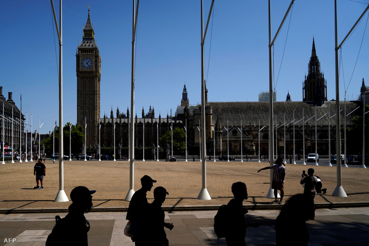 A gyalogosok az árnyékban sétálnak a Parlament téren, Londonban 2022. július 19-én