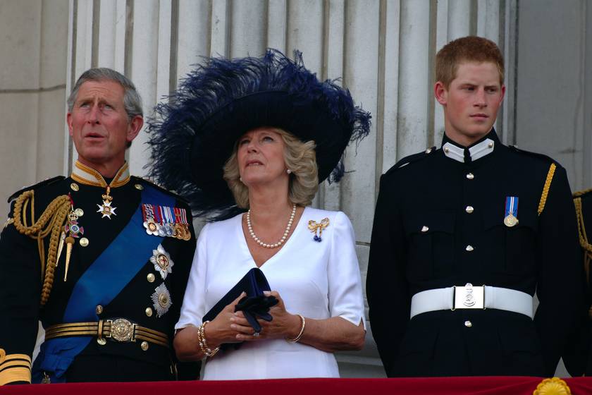 Károly herceg, Kamilla hercegné és Harry herceg 2005 júliusában.