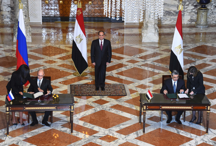 Szergej Kirienko, a Roszatom orosz atomenergia-ügynökség főigazgatója és Mohamed Hamid Shaker egyiptomi villamosenergia- és megújulóenergia-miniszter megállapodást ír alá Egyiptom első atomerőművének finanszírozásáról és megépítéséről 2015. november 19-én