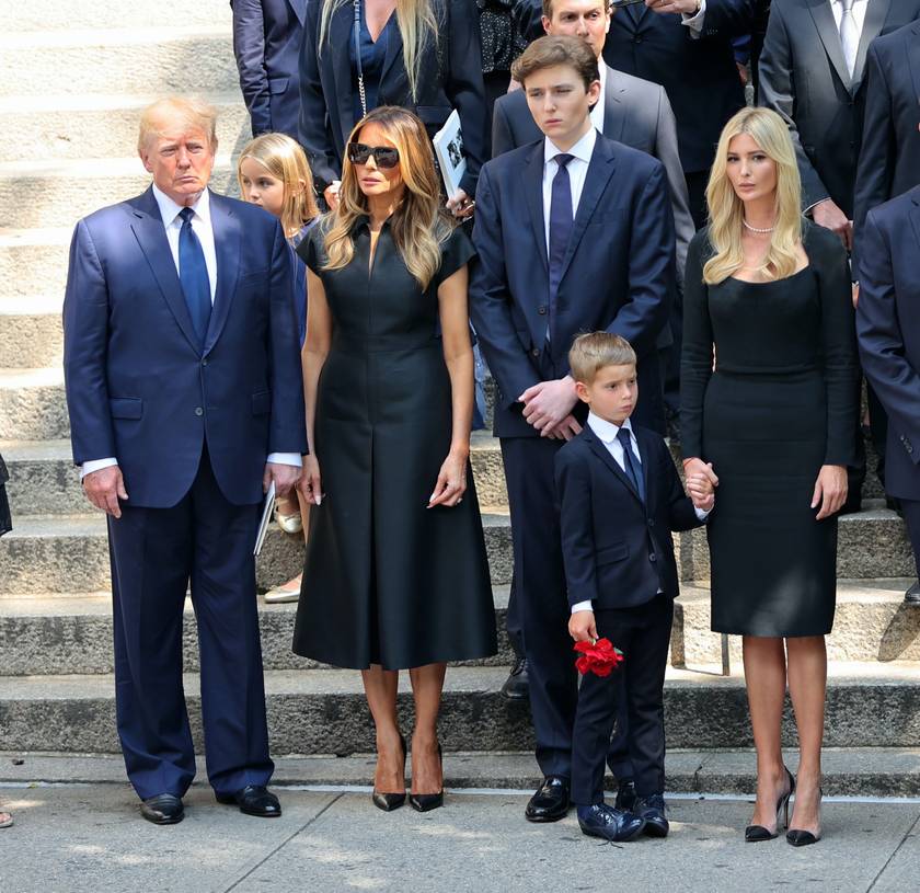 Barron Trump édesanyja és édesapja oldalán állta végig a gyászszertartást.