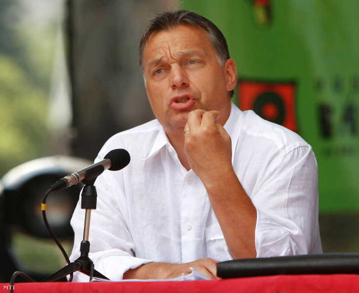 Orbán Viktor miniszterelnök előadást tart a 21. Bálványosi Szabadegyetem és Diáktábor (Tusványos) pódiumán a romániai Tusnádfürdőn 2010. július 24-én