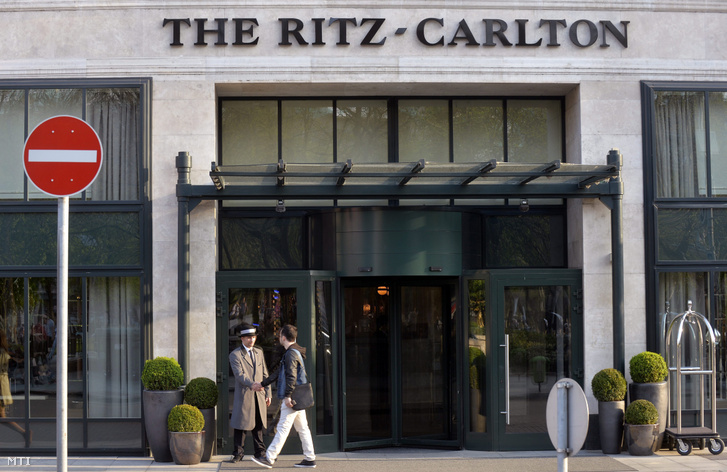 A The Ritz-Carlton szállodalánc első magyarországi szállodája Budapesten az Erzsébet téren 2016. április 12-én