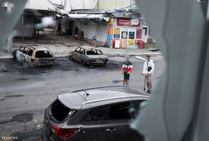 Orosz katonai csapásban megsemmisült autók Harkivban 2022. július 21-én