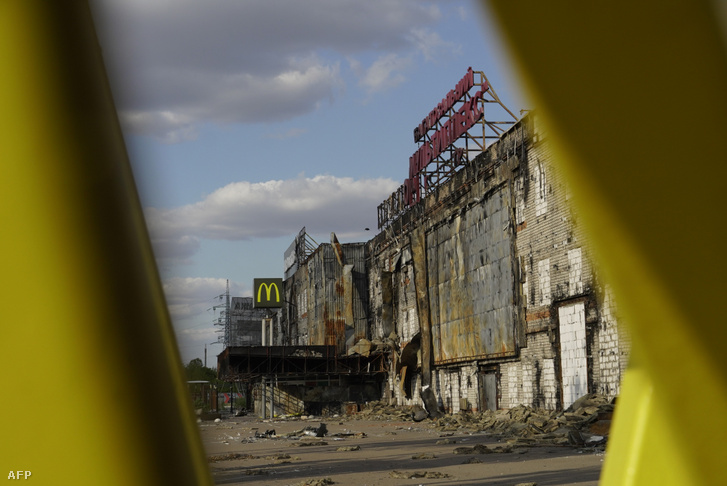 A lerombolt Fabrika bevásárlóközpont Herszon városában 2022. július 20-án