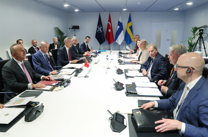 Recep Tayyip Erdoğan török elnök, Mevlüt Çavuşoğlu Törökország külügyminisztere, Jens Stoltenberg NATO-főtitkár, Sauli Niinisto finn elnök és Magdalena Andersson Svédország miniszterelnöke a négyoldalú megbeszélésen Svédország és Finnország NATO-jelentkezéséről a madridi NATO-csúcstalálkozó előtt 2022. június 28-án