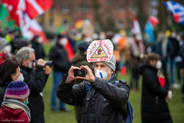 A járványvédelmi intézkedések ellen tiltakozó férfi Osnabrückben 2022. február 5-én