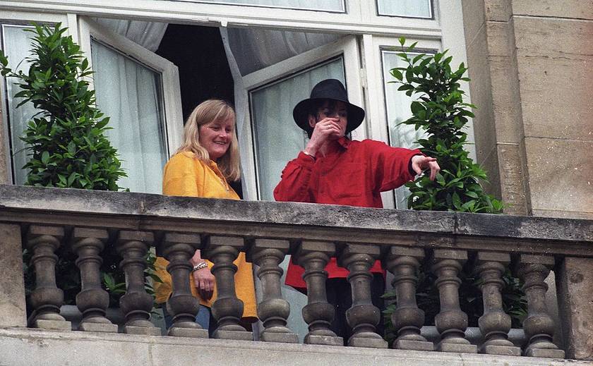 Debbie Rowe és Michael Jackson 1997-ben, Párizsban.