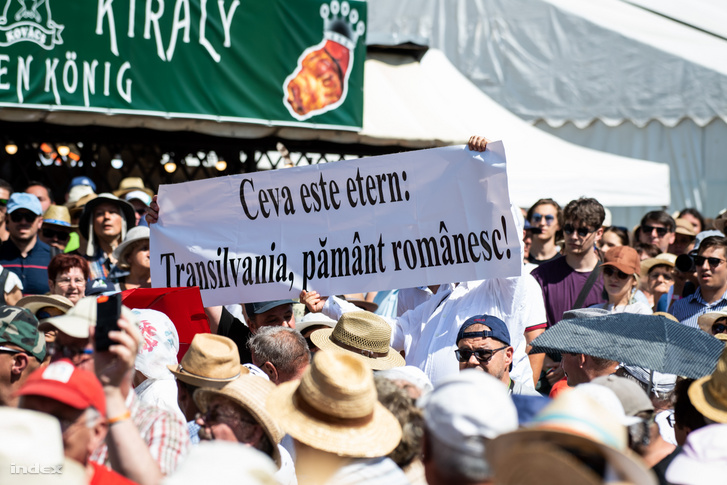 A tüntetők egy feliratot is felmutattak a nézők soraiból, amin az volt olvasható: Van, ami örök: Erdély román föld