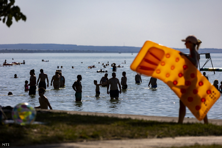Fürdőzők a Balatonban Fonyódnál a bélatelepi strandon 2022. július 21-én