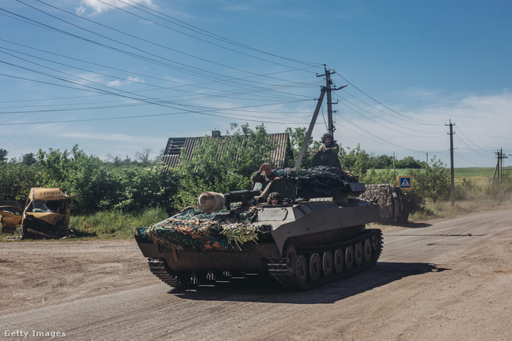 Ukrán katonák haladnak el Luhanszkban, Ukrajnában 2022. június 6-án