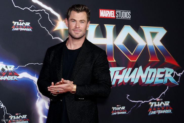 Chris Hemsworth a Thor: Szerelem és mennydörgés bemutatóján Sydney-ben 2022. június 27-én