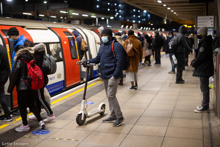Utazók a londoni metrón 2021. január 20-án