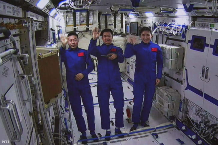 Caj Hszü-csö, Csen Tung és Liu Jang kínai űrhajósok (b–j) az épülő kínai űrállomás, a Tienho (Mennyei Harmónia) Ventien laboratóriummoduljában 2022. július 25-én, miután az érkező új modult összekapcsolták a főmodullal