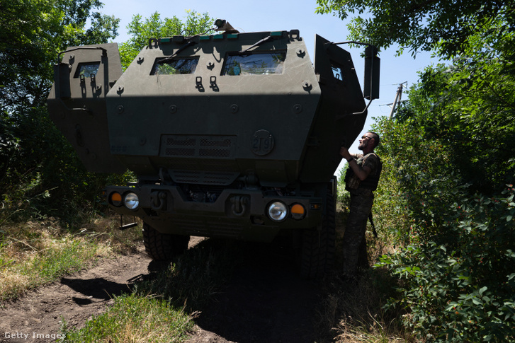 Ukrán katona egy HIMARS jármű mellett Kelet-Ukrajnában 2022. július 1-jén