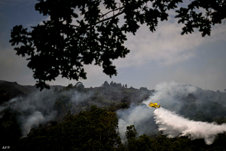 Tűzoltó repülőgép a portugáliai Bustelo közelében 2022. július 16-án