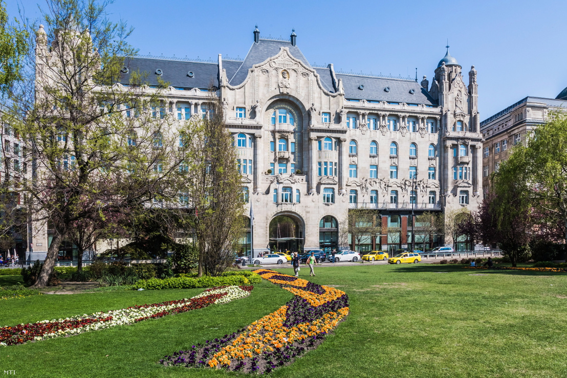A Gresham-palota a Széchenyi István téren, amelyben a 179 szobás Four Seasons Hotel Gresham Palace luxusszálloda működik 2017. április 2-án