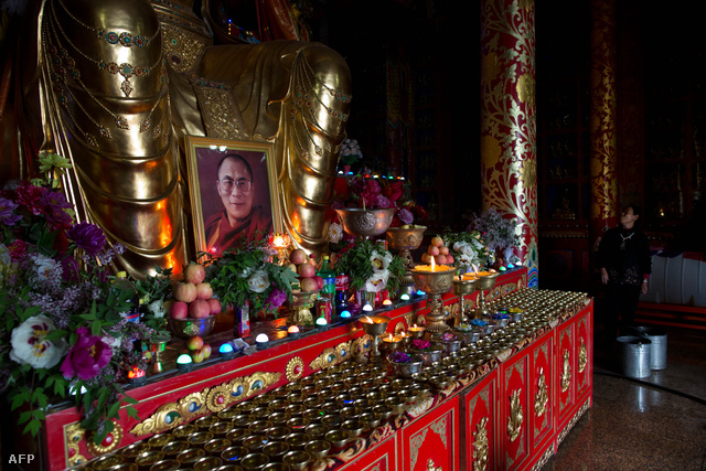 A dalai láma portréja a tongreni kolostorban