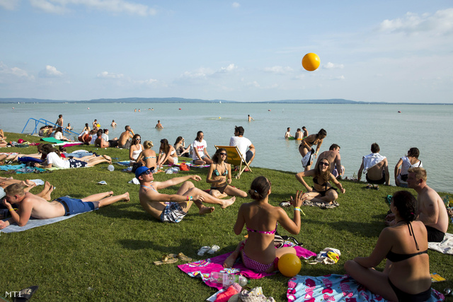 Fesztiválozók a Balaton partján, Zánkán