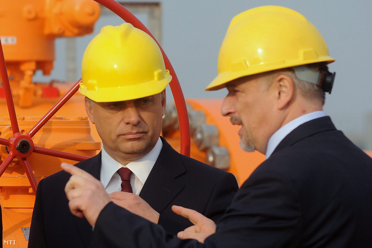 Hernádi Zsolt, a Mol Nyrt. elnök-vezérigazgatója (j) és Orbán Viktor miniszterelnök beszélget a Csanádpalota mellett tartott ünnepségen. Átadták a romániai Arad és a magyarországi Szeged közötti földgázvezetéket 2010. október 14-én