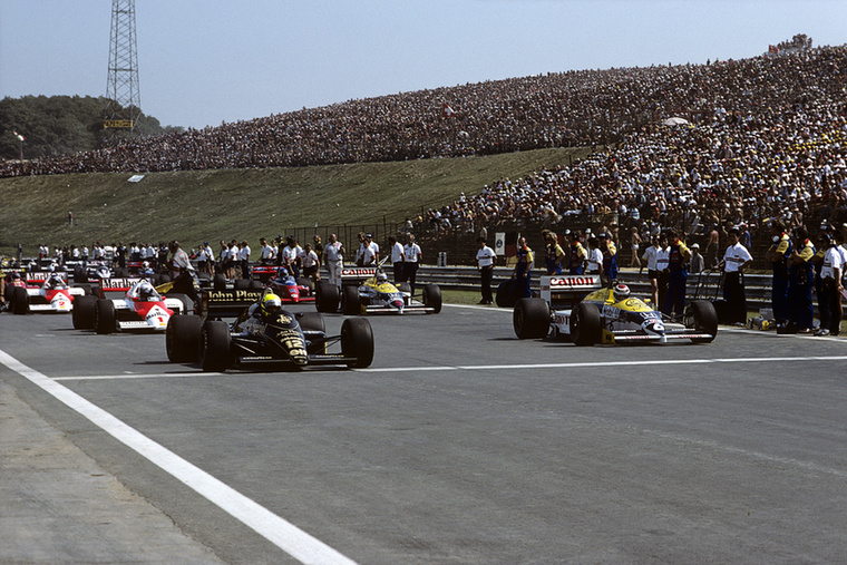 Ayrton Senna Lotus-Renault-ja a pole pozícióban, mellette Nelson Piquet Williams-Hondája