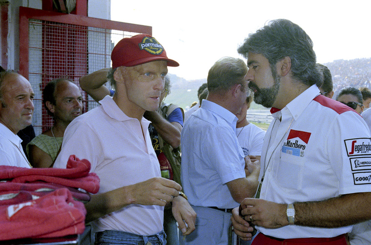 Niki Lauda korábbi világbajnok autóversenyző (piros sapkában) a McLaren csapat egyik tagjával beszélget