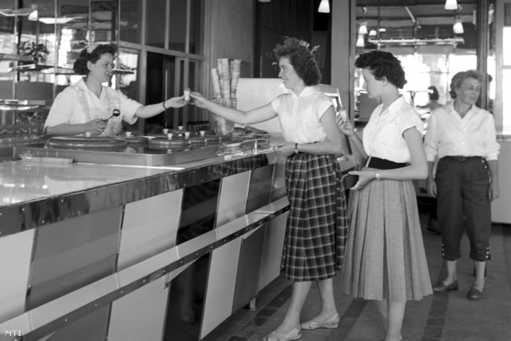 Fagylalttal szolgálja ki a vendégeket a pultosnő a tihanyi révnél felállított bazárépület büféjében 1960. június 9-én