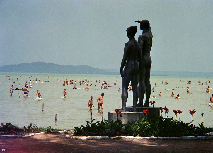 Az Emberpár c. szobor a fonyódi kikötőben 1967. július 20-án