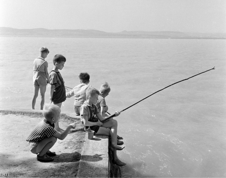 Gyerekek horgásznak Balatonlellén 1961. június 23-án